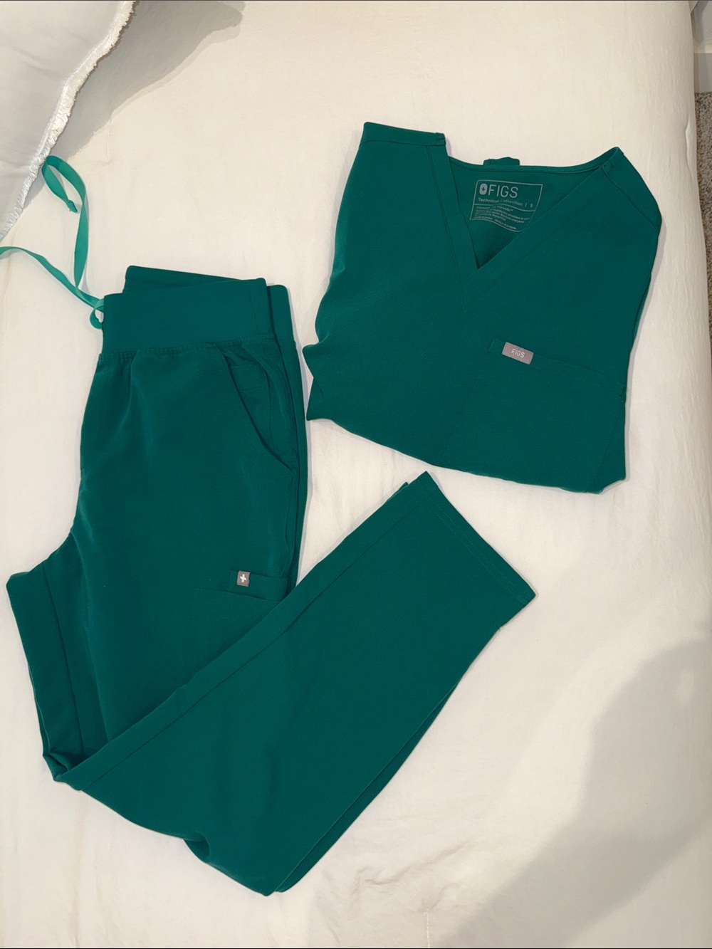 Figs Hunter Green Scrub Set (size S top, size S petite bottoms)
